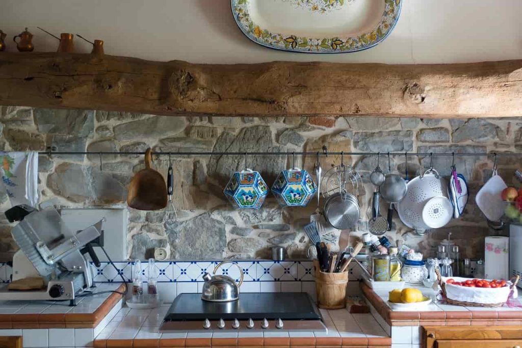Une cuisine rustique et chaleureuse avec des éléments en pierre et un agencement fonctionnel, mettant en valeur un style "cuisine en bois".