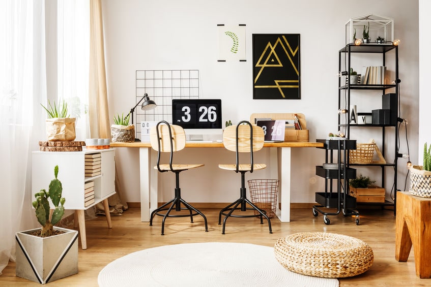 Bureau à domicile de style scandinave et bohème, montrant Comment transformer vos intérieurs avec une nouvelle décoration fonctionnelle.