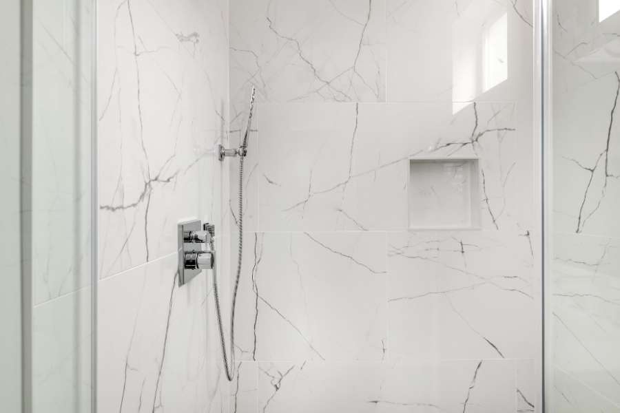 Paroi de douche en verre avec carrelage effet marbre moderne, parois de douche élégantes