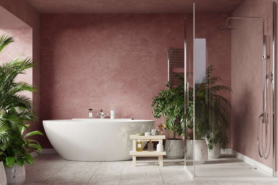 Exemple de rénovation pour moderniser sa salle de bain avec des murs texturés vieux rose et des plantes vertes.